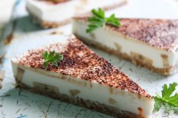 Nepečený tvarohový cheesecake s banány a ořechy