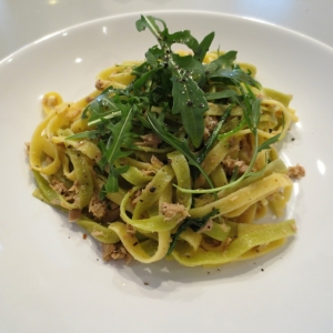 Tagliatelle s tuňákem a rukoulou Tagliatelle s tuňákem a rukoulou