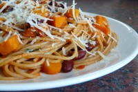Celozrnné špagety s dýní Hokaido a fazolemi