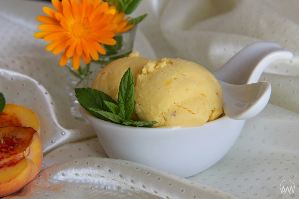 Domácí tvarohovo-smetanová zmrzlina s broskvemi