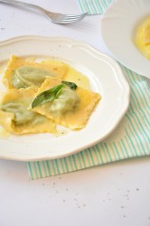 Ravioly se špenátem a mozzarellou v bazalkovém másle