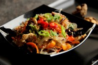Japchae - korejské nudle se zeleninou, houbami a krůtím masem