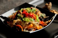 Japchae - korejské nudle se zeleninou, houbami a krůtím masem