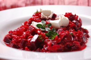 Risotto s červenou řepou, kozím sýrem a mateřídouškou