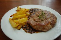 Steak z krkovice, bylinkové pečené brambory a sosík z výpečku se žampiony