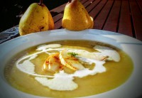 Batátovo-hrušková polévka s bílým misem a kokosovým mlékem