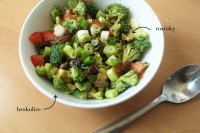 RAW brokolicový salát s rozinkami