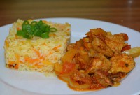 Zeleninová směs s vepřovými nudličkami a mrkvovou rýží