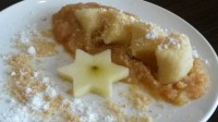 Bramborovo-polentové noky s rozvarem z jablek a skořice, posypané opečenou strouhankou a cukrem