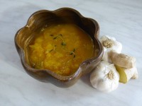 Dýňová polévka s kořenovou petrželkou, zázvorem, česnekem, novým kořením a tymiánem
