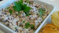Tuňákový salát z trojbarevné quinoi a zakysané smetany s chia placičkami
