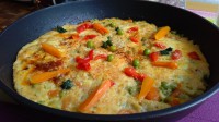 Báječná a rychlá omeleta s hráškem, mrkví a uzeným sýrem