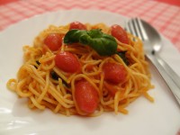 Tomatové špagety s bazalkou