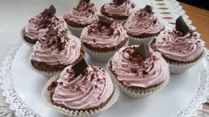 Brownies cupcakes s malinovým krémem z mascarpone