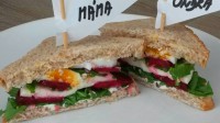 Sandwich s červenou řepou a mozzarellou