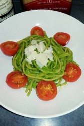 Celozrnné špagety s avokádovo-špenátovým pestem