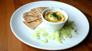 Arabský hummus s domácími špaldovými plackami Arabský hummus s domácími špaldovými plackami