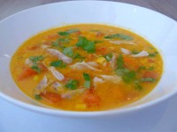 Thajská zeleninová polévka s kuřecím masem