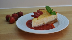 Cheesecake s jahodovou omáčkou