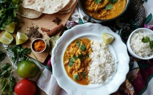 Kuřecí tikka masala s chapati a rýží basmati Kuřecí tikka masala s chapati a rýží basmati