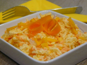 Coleslaw s cheddarem