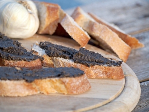 Crostini con crema di olive (opečené chleby s olivovým krémem)