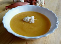 Květáková polévka na šalotce s mrkví, citrusy, mandlovým mlékem a Ghí
