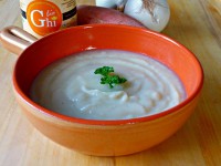 Krémová batátová polévka s bílou ředkví, cibulí a Ghí