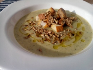 Polévka z kedlubny, cukety a brokolice s ovesnými vločkami, krutonky a opraženými slunečnicovými semínky Polévka z kedlubny, cukety a brokolice s ovesnými vločkami, krutonky a opraženými slunečnicovými semínky