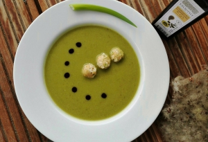 Hrášková polévka s listovým salátem a sýrovými knedlíčky Hrášková polévka s listovým salátem a sýrovými knedlíčky