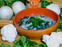 Květáková polévka s polníčkem, ředkví, cibulí a Českým Ghíčkem