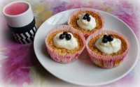 Snídaňové muffiny z ovesných vloček se skořicí a medem a borůvokovo-jahodovým jogurtovým nápojem