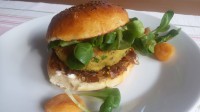 Cizrnový falafel burger s cibulovo-meruňkovým relišem