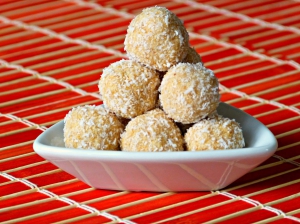 Quinoa kuličky s kešu ořechy, obalené v kokosu