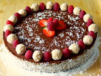 Narozeninový ořechový dort s čokoládou a ovocem