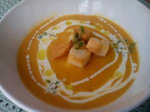 Polévka z pečené zeleniny s tvarohem a řeřichou Polévka z pečené zeleniny s tvarohem a řeřichou