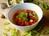 Zeleninová polévka z kořenové zeleniny, pórku, cibulky a zázvoru, zahuštěná hraškou