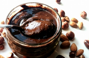 Lískooříšková "nutella" s karobem Lískooříšková "nutella" s karobem