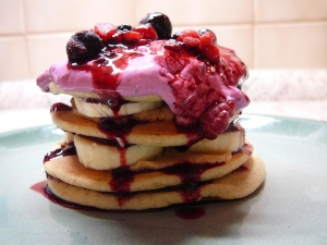 Banánové lívance s PB a krémem z lesního ovoce