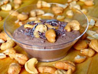 Jáhlový dezert s kešu ořechy, karobem, mandlovým mlékem a kousky čokolády
