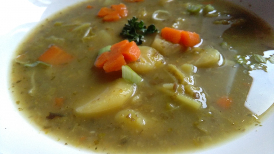 Zdravá polévka se zeleninou a luštěninovou jíškou