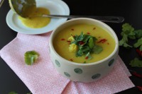 Květáková polévka s chilli a kurkumou