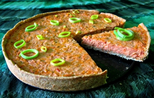 Tuňákový quiche s rajčátky, pórkem a mozzarellou