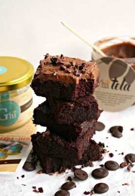 Bezlepkové red velvet brownies s polevou z ghítely a banánu Bezlepkové red velvet brownies s polevou z ghítely a banánu