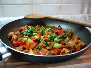 Sójová pánev s paprikou, rajčaty a česnekem