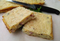 Kuskusový koláč s kysaným zelím, šunkou a sýrem