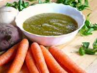 Zeleninová polévka z bílorůžové červené řepy chioggia, ředkve, mrkve, batátu a polníčku