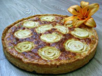 Quiche s uzenou makrelou, hráškem a créme fraiche