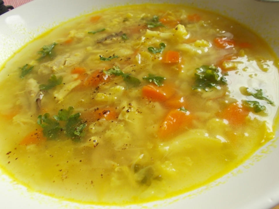 Květákovo-kapustová polévka s mrkví, kuřecím masem a vaječným kapáním
