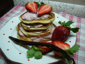 Ricottové lívance s čerstvými jahodami provoněné vanilkou Ricottové lívance s čerstvými jahodami provoněné vanilkou